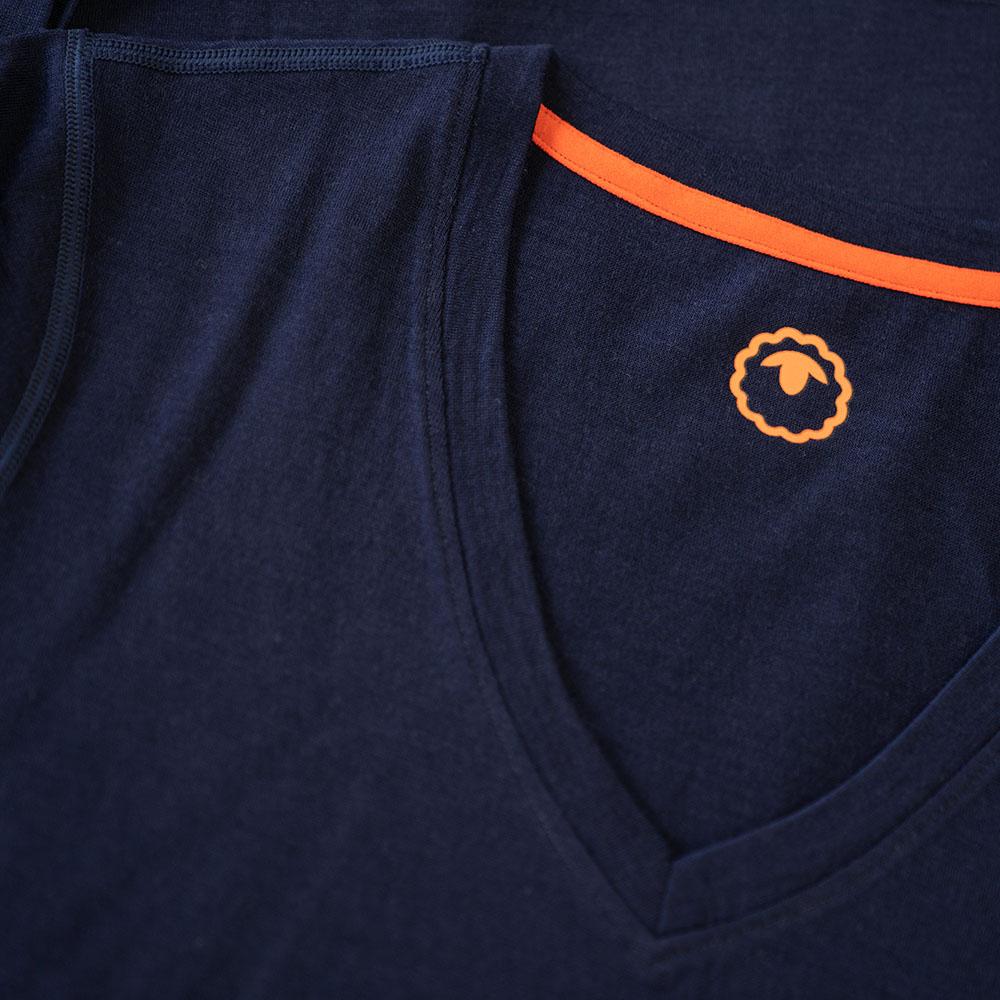 Isobaa | Mens Merino 150 V-Neck Tee (Navy) | Embark on new adventures with Isobaa's superfine Merino V-neck Tee.