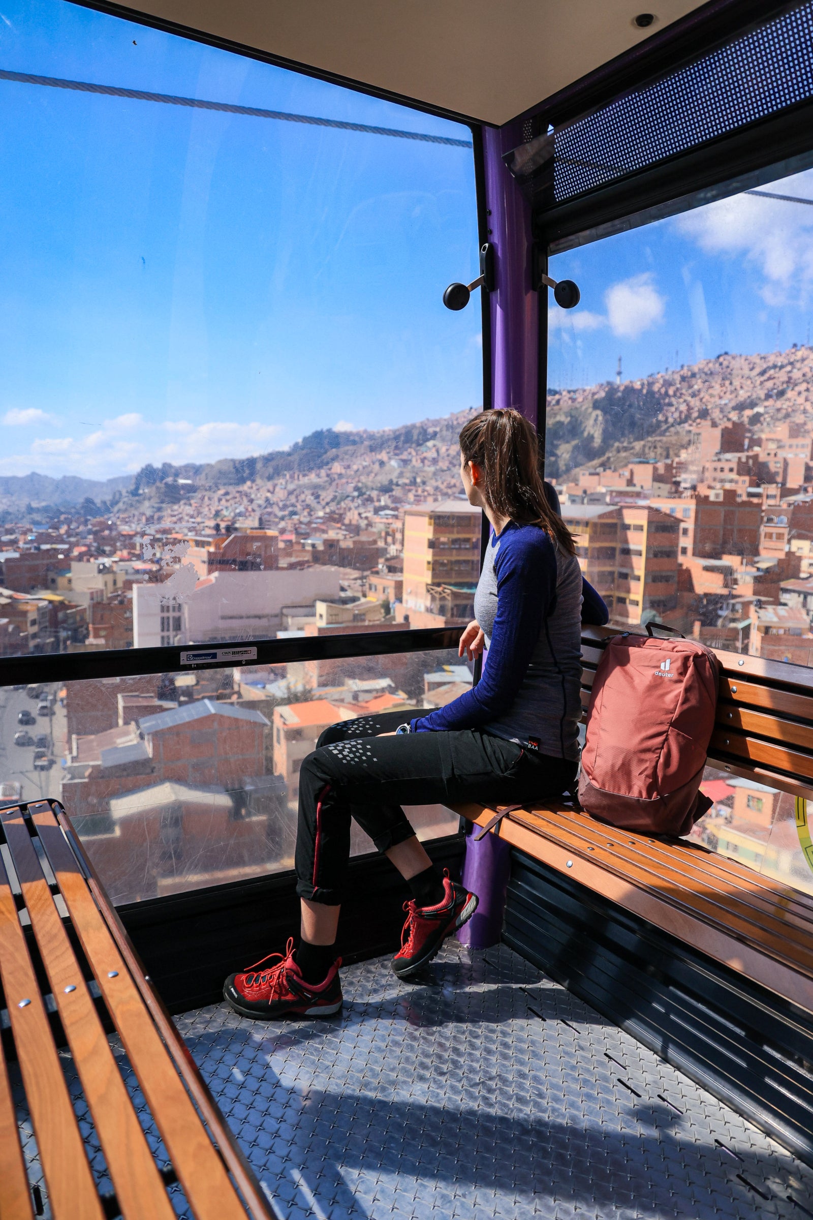Tiphaine in einer Seilbahn – Blick über eine Stadt aus einer Gondel