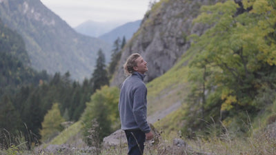 Isobaa | Mens 420 Merino Blend Borg Fleece (Smoke) | Made from superfine 260gm loop back Merino, this mid-weight sweatshirt is ideal for throwing on after a run or just relaxing in at the weekend, a true wardrobe staple | align: 40% 60% | Model: Baudoin