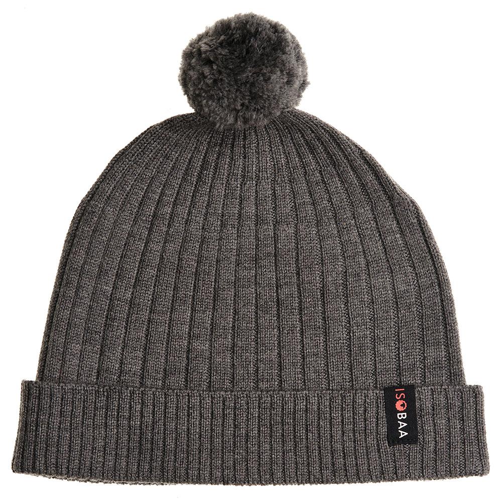 Isobaa | Merino Bobble Beanie (Smoke) | Bleib warm und stylisch mit Isobaa’s extra-feiner Merino-Bommelmütze! Kuschelige Wärme, verspielter Bommel und klassischer Rippstrick machen sie zum perfekten Begleiter für Winterwanderungen, Stadtspaziergänge und alles dazwischen.